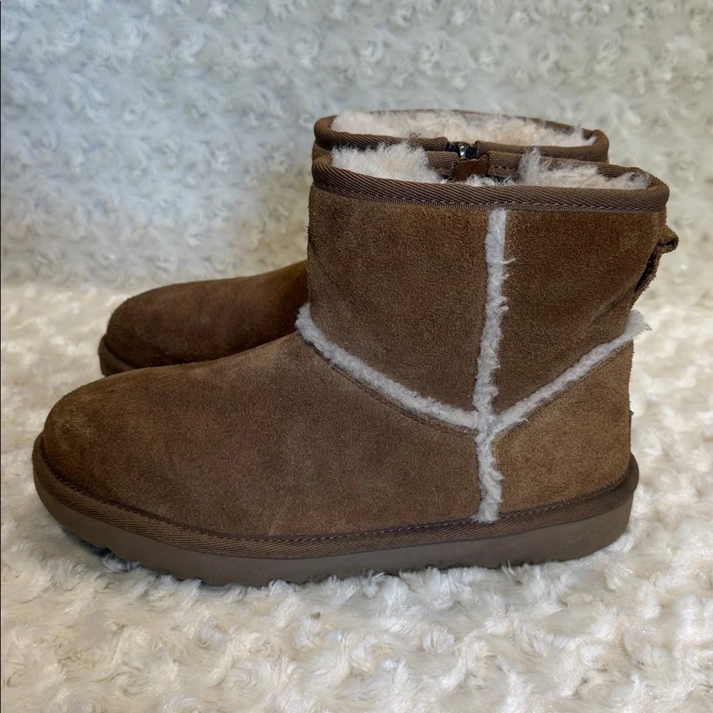 UGG tang short boots with zipper for big girl size 4